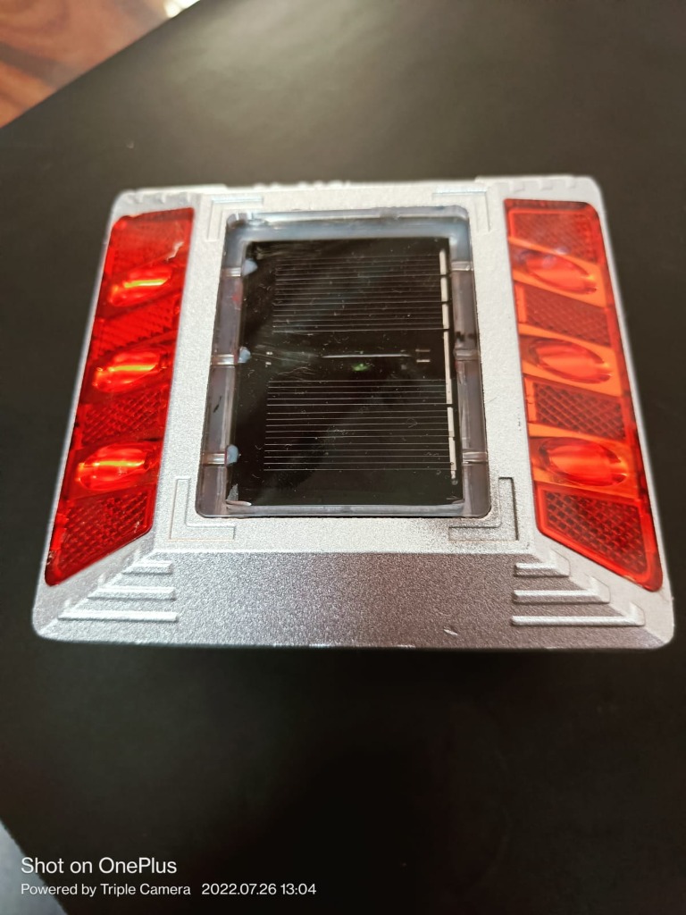 Solar road stud warning light